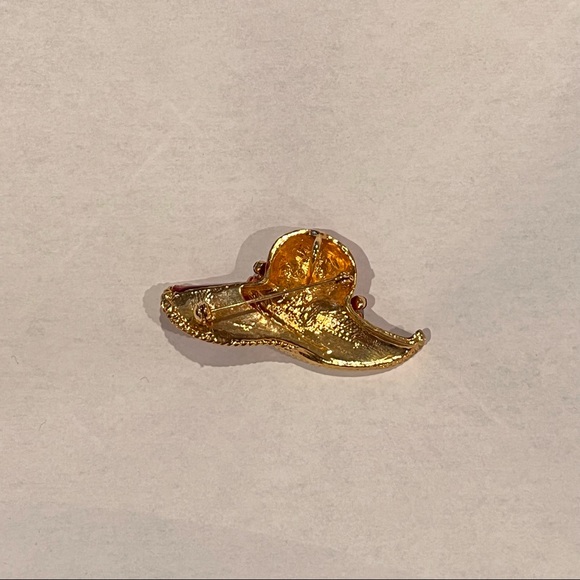 TWO RED AND GOLD HAT SHAPED PIN/BROOCH - Picture 6 of 8